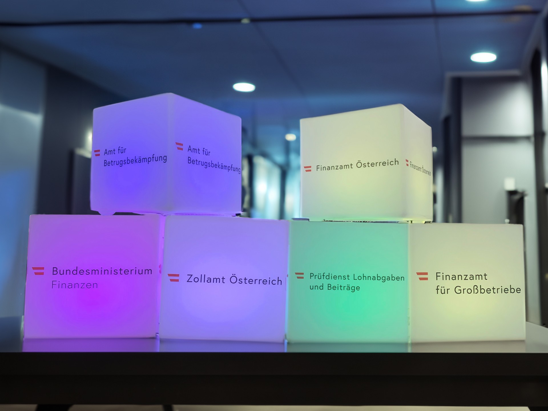 led wuerfel mit logo österreich finanzamt