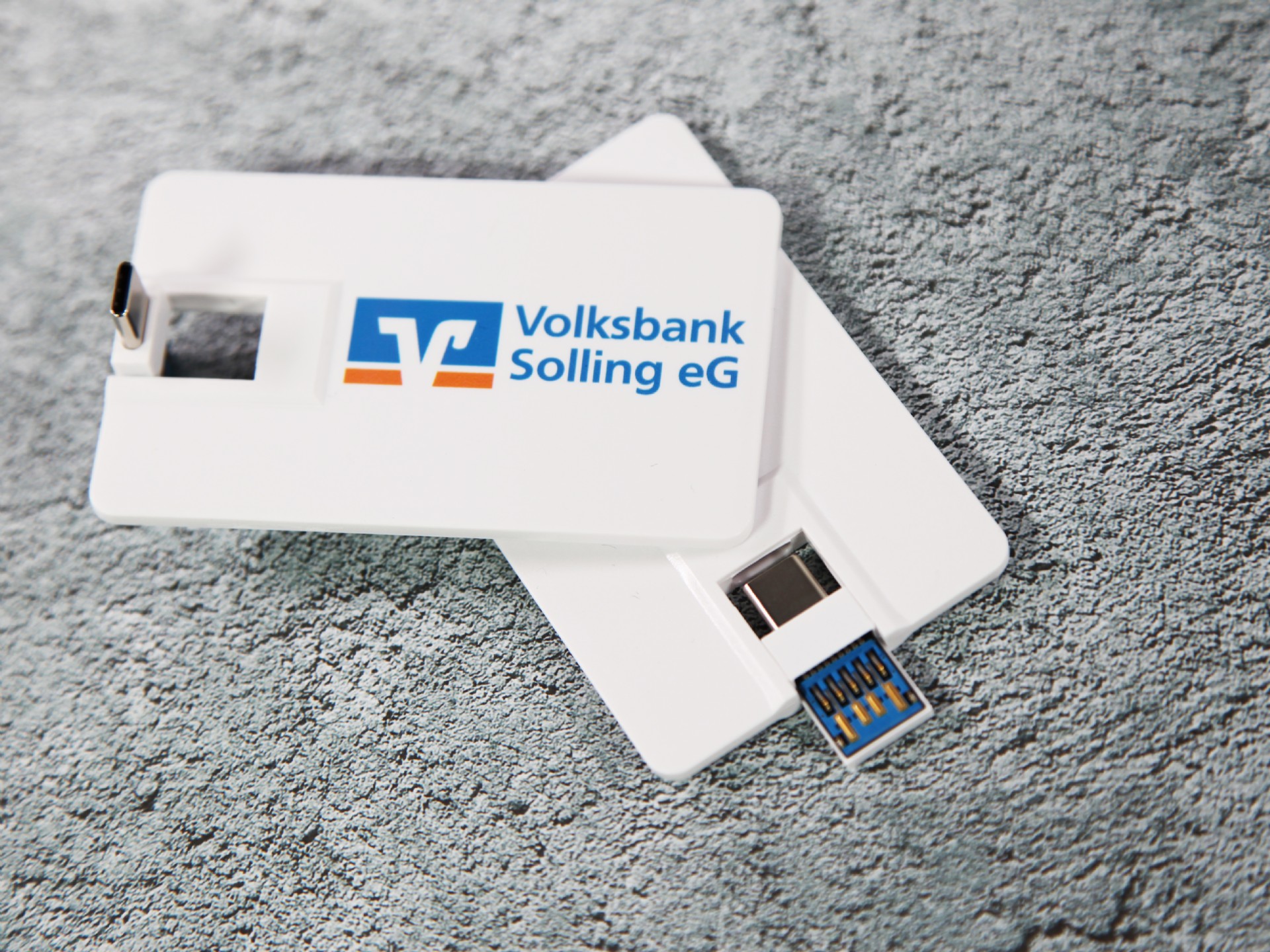 usb c mit usb a anschluss karte mit logo